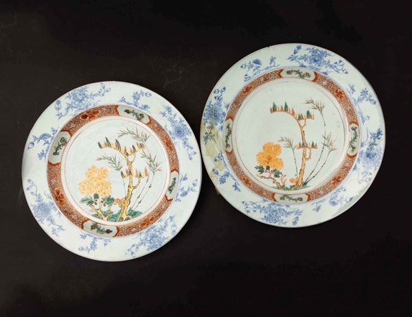 Coppia di piatti in porcellana Imari con soggetti naturalistici centrali e decori floreali entro riserve, Cina, Dinastia Qing, epoca Qianlong (1736-1796)