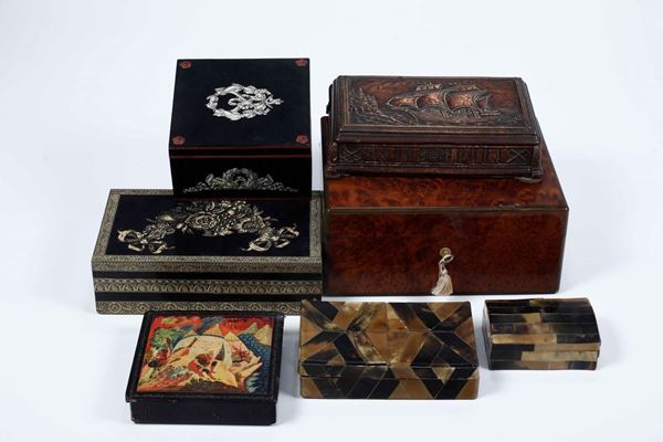 Gruppo di 7 scatole in legno e altri materiali. Varie epoche e manifatture