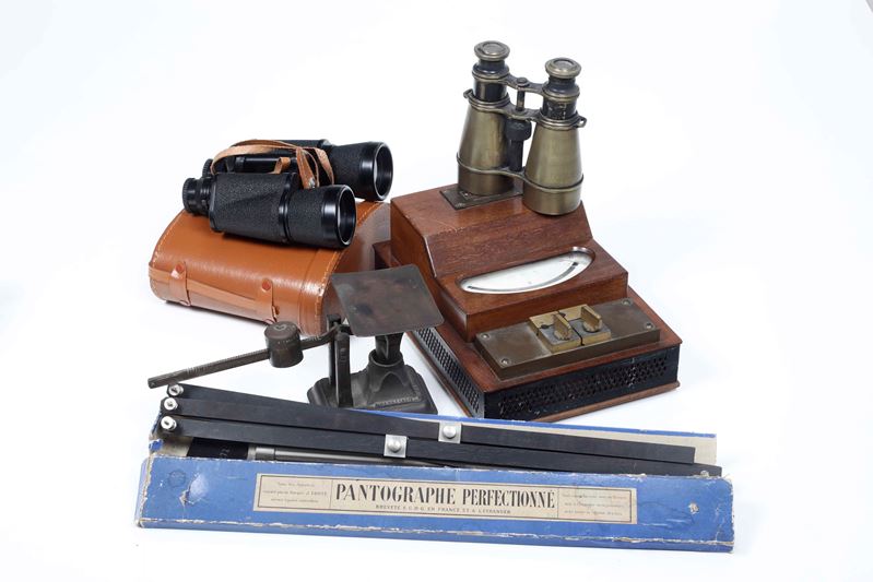 Due binocoli e strumento da marina, bilancino pesalettere e pantografo  - Auction Antique February - Cambi Casa d'Aste