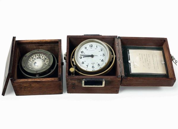 Bussola e cronometro da marina, entro custodie in legno. Metà XX secolo