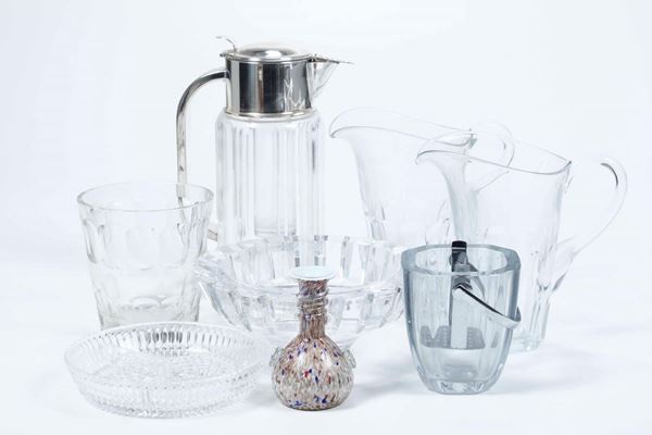 Lotto di brocche, vasi e altri oggetti in vetro soffiato e cristallo molato