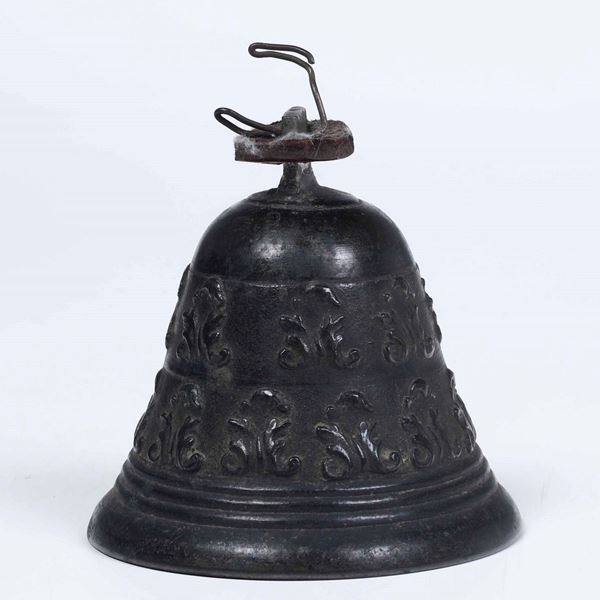 Campana in bronzo fuso e lavorato a motivi floreali. XVII-XVIII secolo