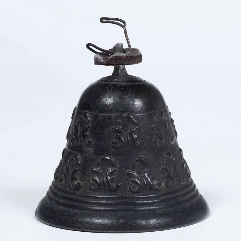 Campana in bronzo fuso e lavorato a motivi floreali. XVII-XVIII secolo  - Asta Scultura - Cambi Casa d'Aste