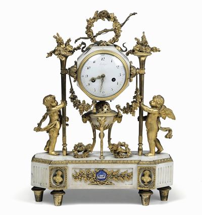 Pendola da Tavolo in Marmo Bianco e Bronzo Dorato. Francia, XVIII Secolo