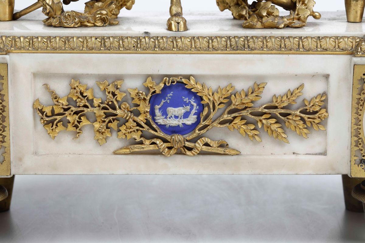Pendola da Tavolo in Marmo Bianco e Bronzo Dorato. Francia, XVIII Secolo