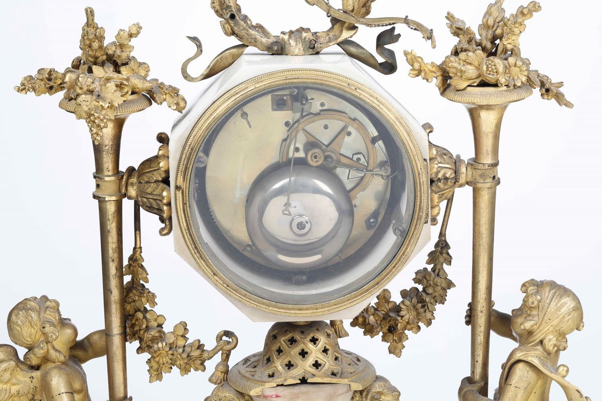 Pendola da Tavolo in Marmo Bianco e Bronzo Dorato. Francia, XVIII Secolo