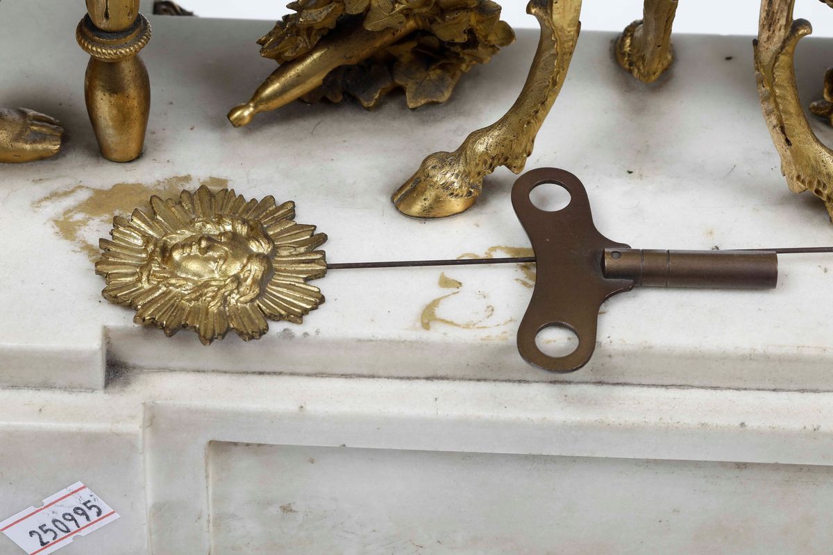 Pendola da Tavolo in Marmo Bianco e Bronzo Dorato. Francia, XVIII Secolo