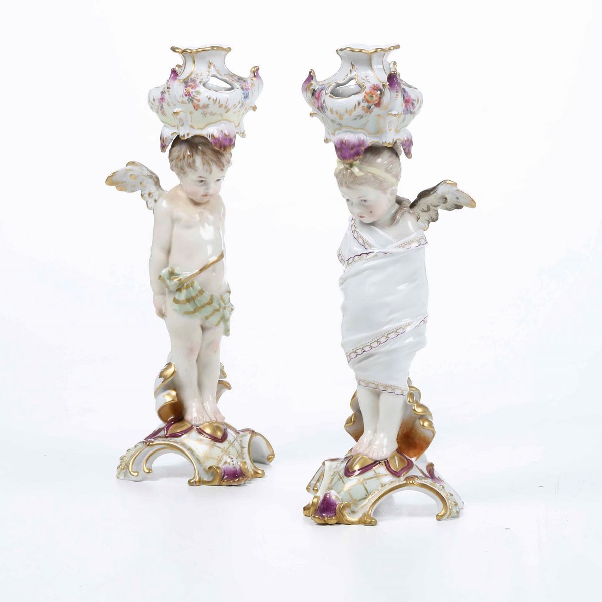 Coppia di Candelieri Modellati a Figure di Putti Alati, Germania, Manifattura di Berlino, Prima M...