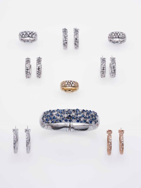 Modello Stardust. Lotto composto da tre anelli, cinque paia di orecchini ed un bracciale con diamanti e zaffiri