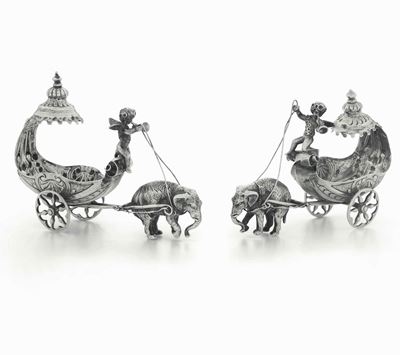Coppia di Saliere in Argento Fuso, Sbalzato e Cesellato. Germania, Hanau (?) XIX-XX Secolo