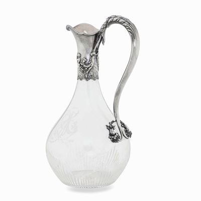 Brocca in Vetro Inciso e Montatura in Argento Fuso e Cesellato. Francia, Inizi del XX Secolo.