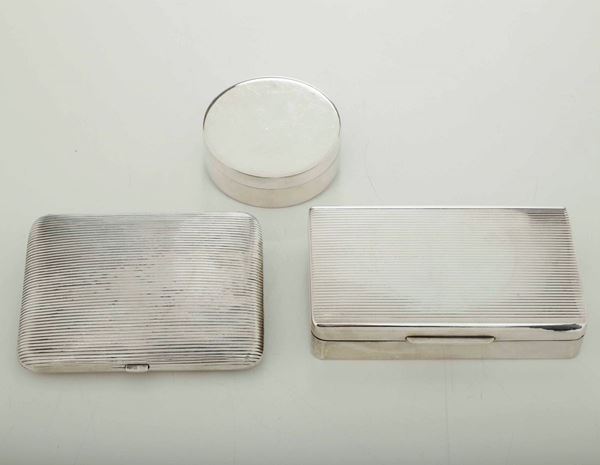 Lotto composto da due portasigarette in argento fuso e una scatola con coperchio di forma circolare. Differenti manifatture italiane e straniere del XX secolo