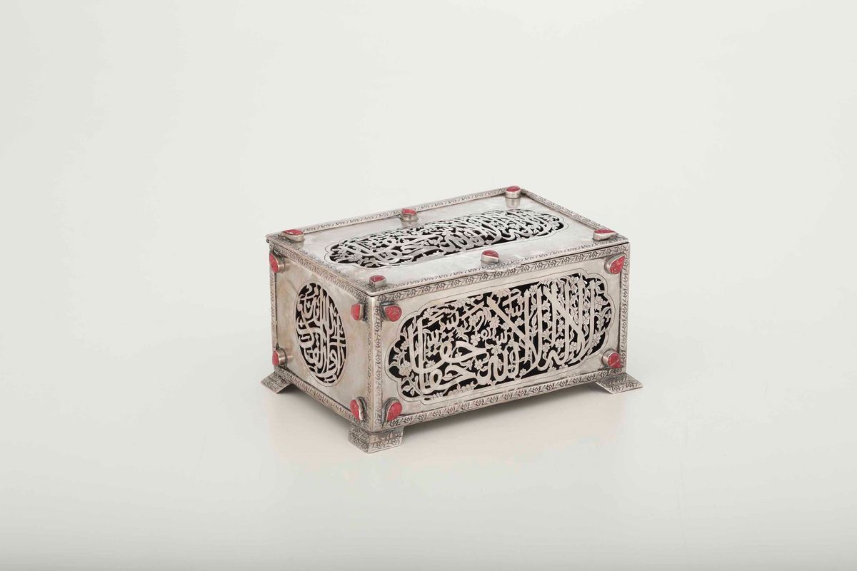 Cofanetto in argento, inserti a goccia in corallo, manifattura del Vicino Oriente, XIX-XX secolo