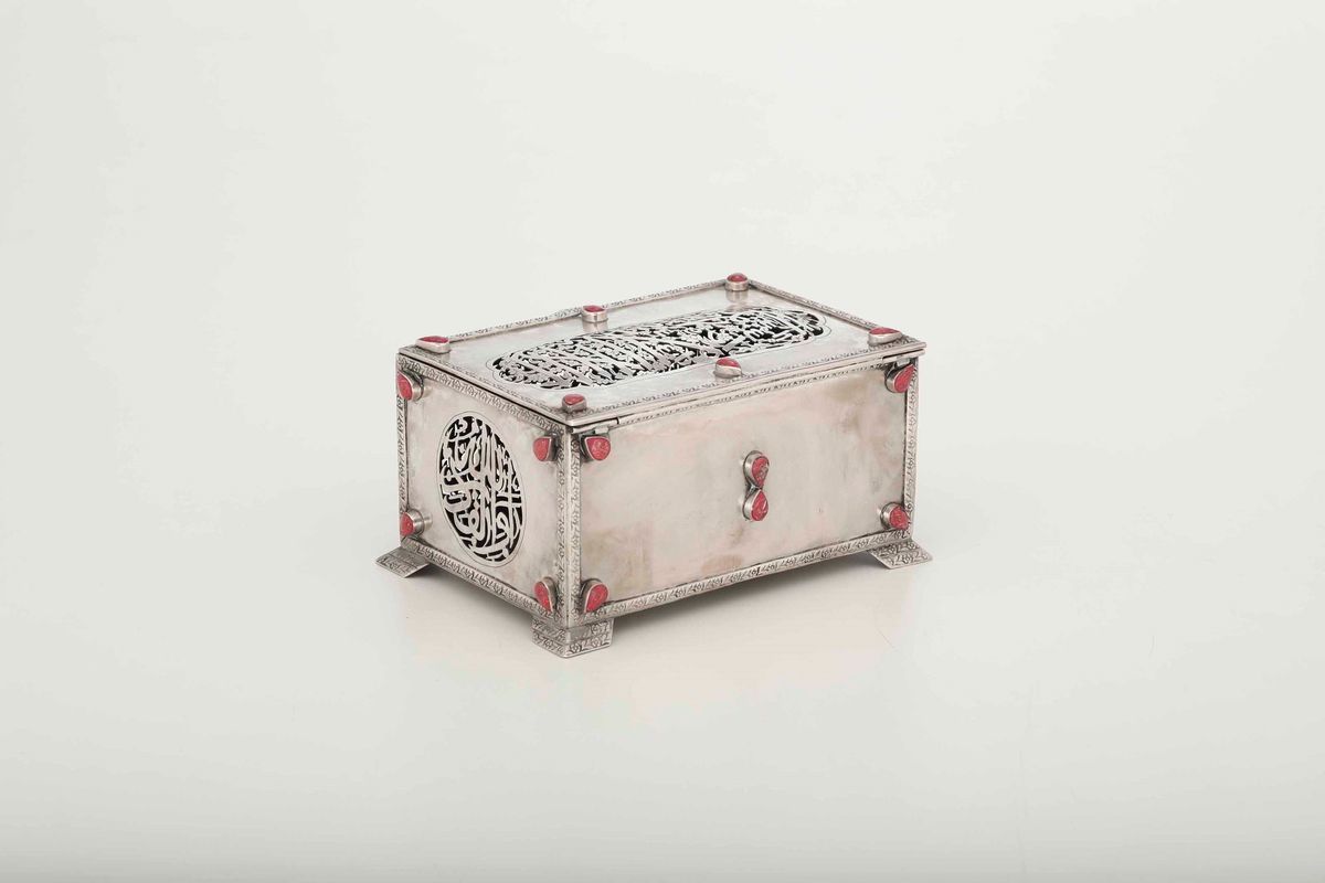 Cofanetto in argento, inserti a goccia in corallo, manifattura del Vicino Oriente, XIX-XX secolo