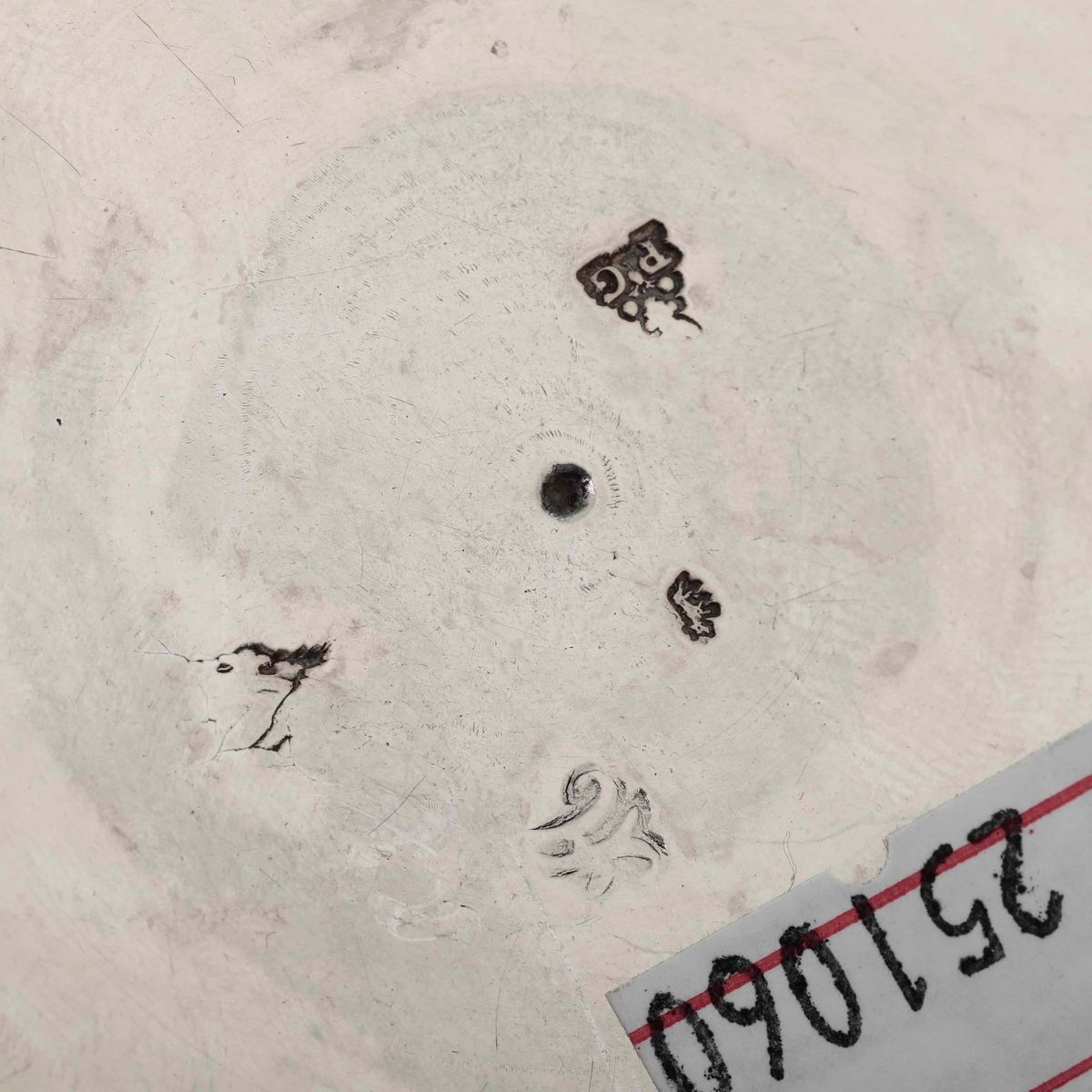 Lotto Composto da Due Scatole con Coperchio di Forma Circolare. Argento Fuso. Differenti Epoche e...