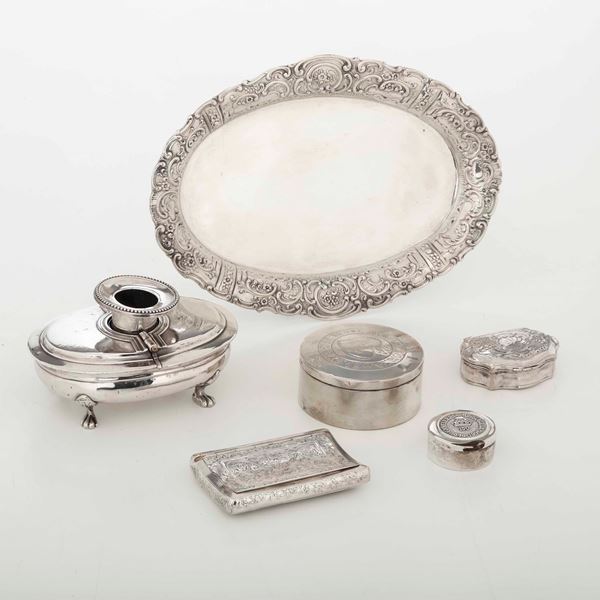 Lotto in argento composto da quattro scatole con coperchio e un vassoio. Differenti epoche e manifatture