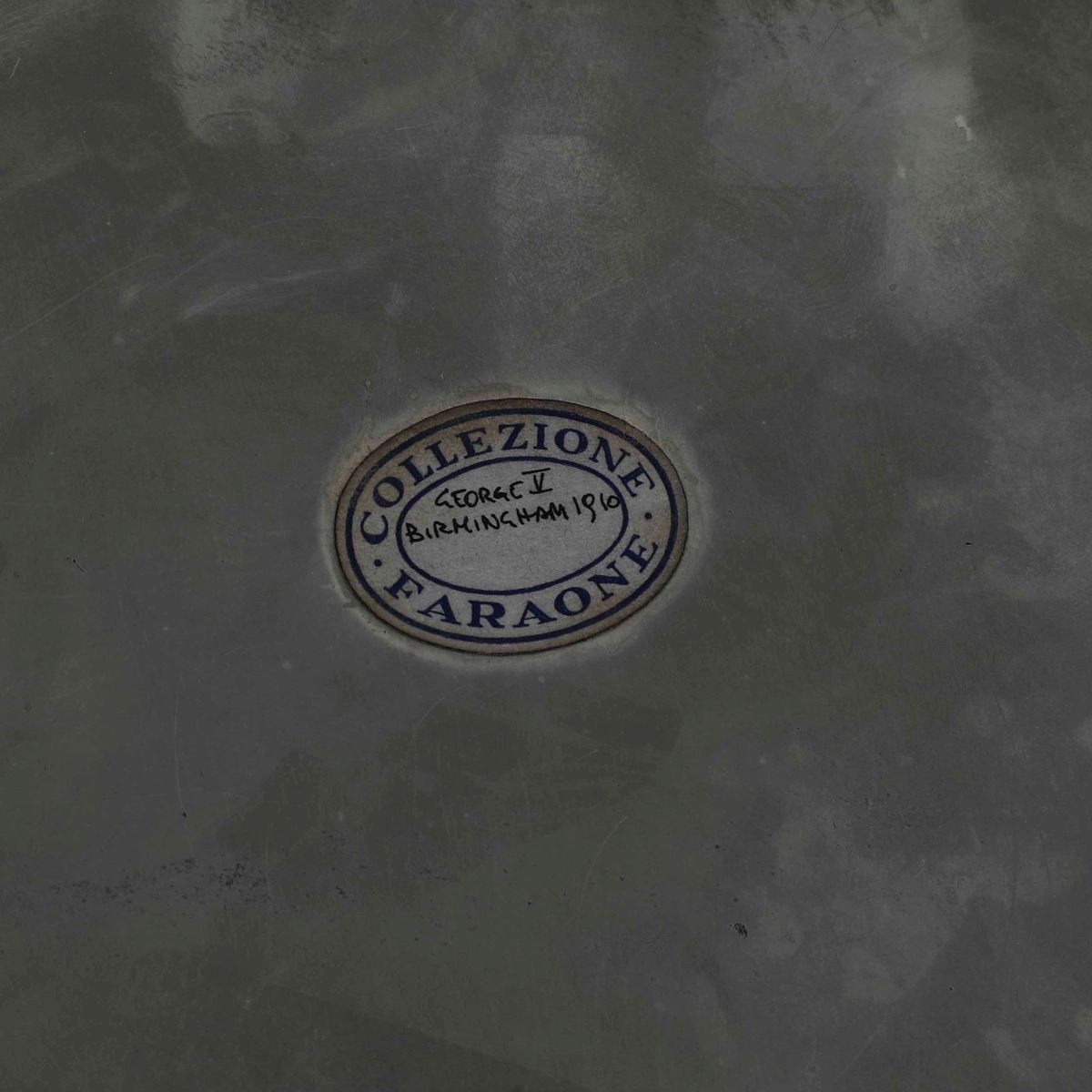 Salver in Argento Fuso e Sagomato. Birmingham 1910, Diametro CM 31. Etichetta Cartacea e Scatola ...