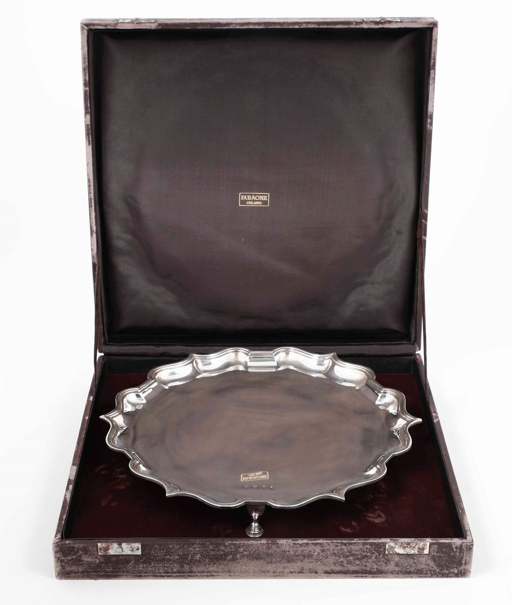 Salver in Argento Fuso e Sagomato. Birmingham 1910, Diametro CM 31. Etichetta Cartacea e Scatola ...