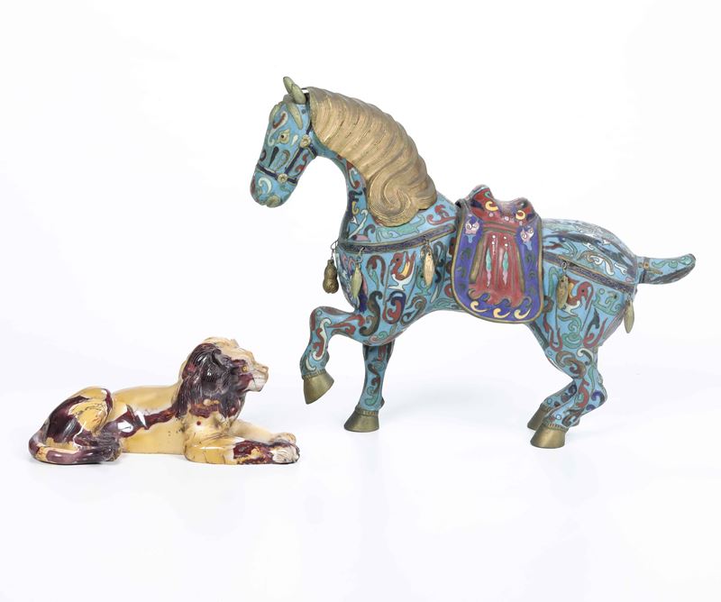 Cavallo in smalti cloisonnè e leone in pietra dura  - Auction Antique April | Cambi Time - Cambi Casa d'Aste