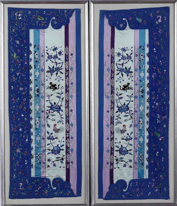 Coppia di tessuti in seta ricamata con decori floreali e naturalistici sui toni del blu e del lilla, Cina, XX secolo