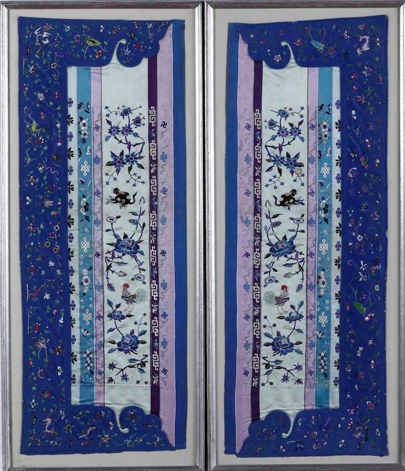 Coppia di tessuti in seta ricamata con decori floreali e naturalistici sui toni del blu e del lilla, Cina, XX secolo  - Auction Asian Art - Cambi Casa d'Aste