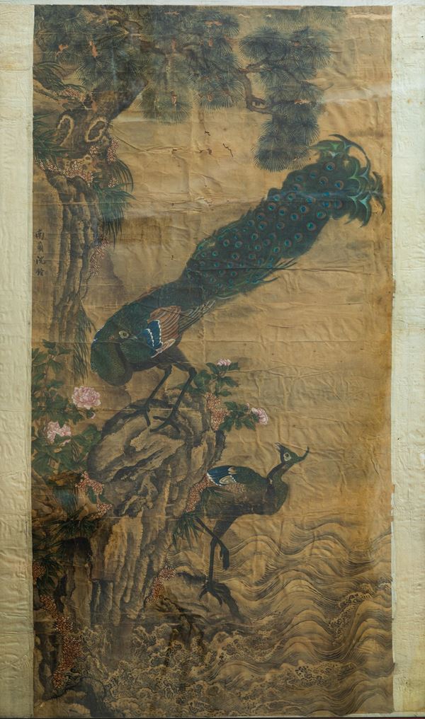 Grande dipinto su seta raffigurante coppia di pavoni entro paesaggio, Cina, Dinastia Qing, XVIII secolo