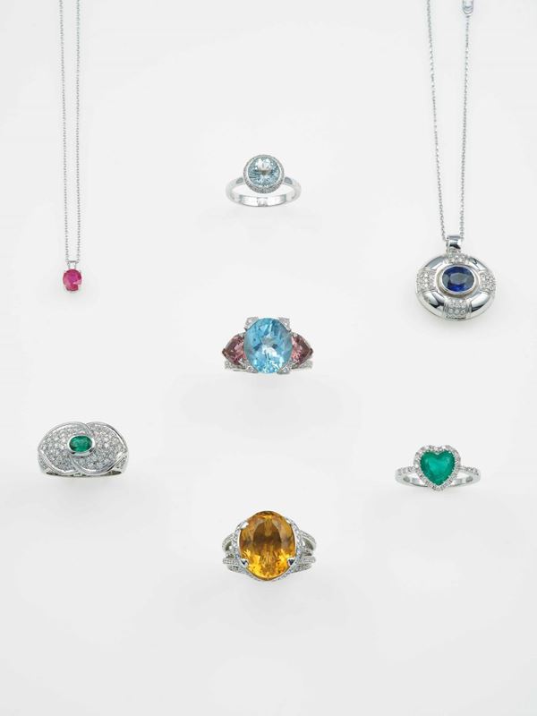 Lotto composto da cinque anelli e due pendenti con quarzo citrino, topazio azzurro, tormaline, smeraldi, acquamarina, rubino, zaffiro e diamanti