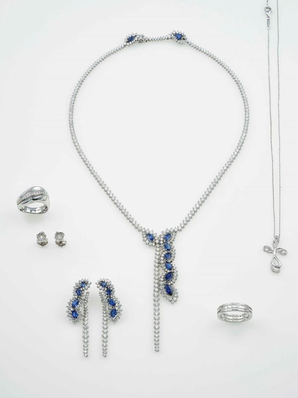 Lotto composto da due anelli, un paio di orecchini ed un pendente con diamanti ed una demi-parure composta da girocollo ed orecchini con zaffiri e diamanti