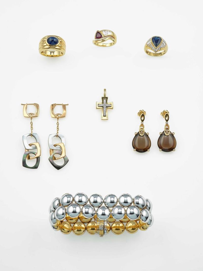 Lotto composto da tre anelli, due paia di orecchini, un pendente ed un bracciale con zaffiri, rubino, madre perla e diamanti  - Asta Gioielli Contemporanei - Cambi Casa d'Aste