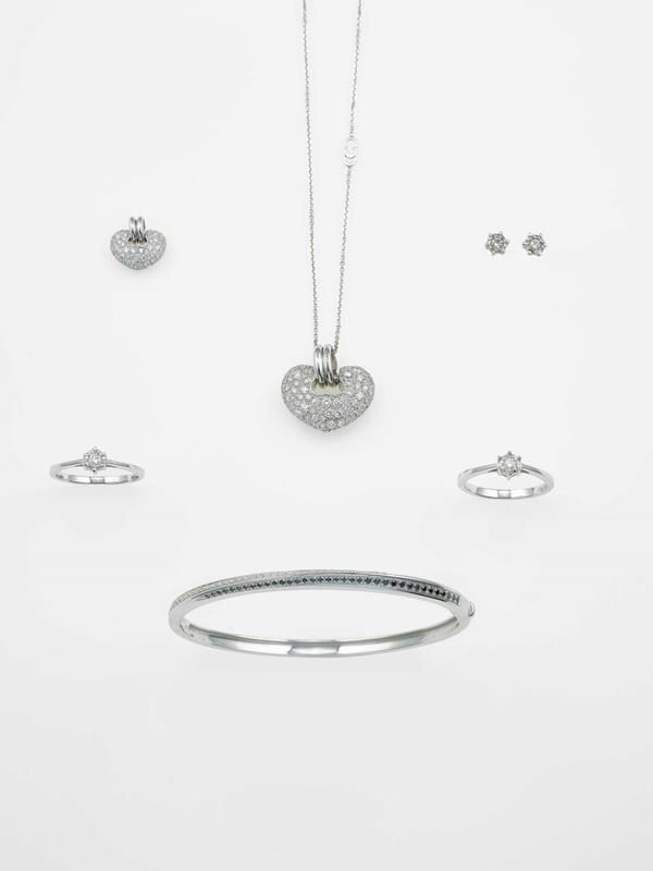 Lotto composto da due pendenti, due anelli, un paio di orecchini  con diamanti ed un bracciale con zaffiri