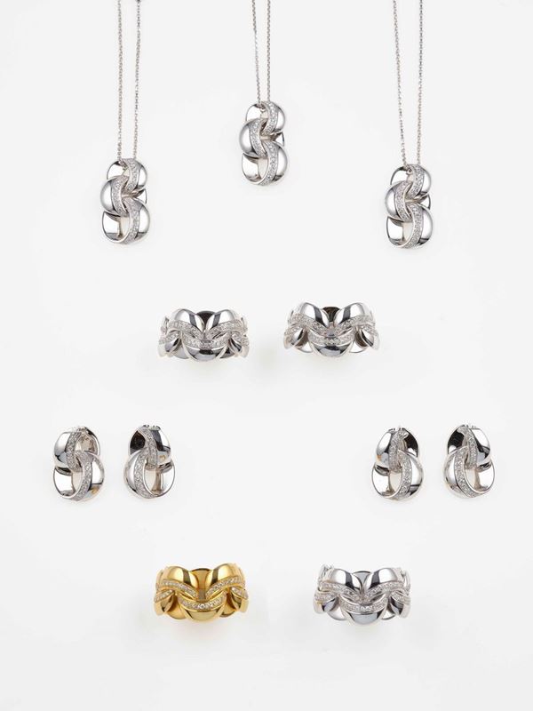 Modello Link Infinity. Lotto composto da quattro anelli, due paia di orecchini e tre pendenti con diamanti