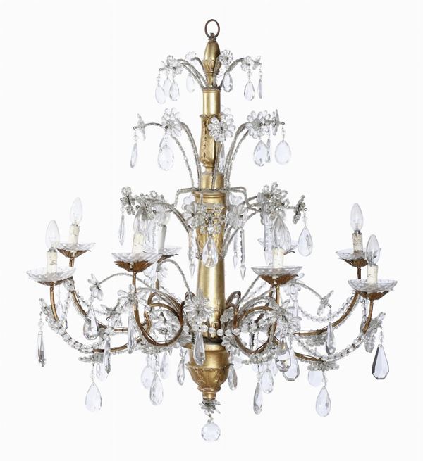 Lampadario a otto luci in legno intagliato e dorato e cristalli. XVIII-XIX secolo