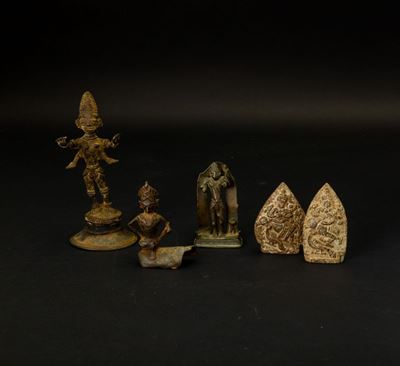 Lotto Composto da Tre Bronzetti Raffiguranti Divinità e Due Steli Votive in Pietra, India, XVIII-...