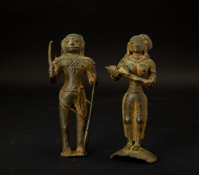 Coppia di Bronzetti Raffiguranti un Uomo e una Donna con Bambino, India, XVIII-XIX Secolo