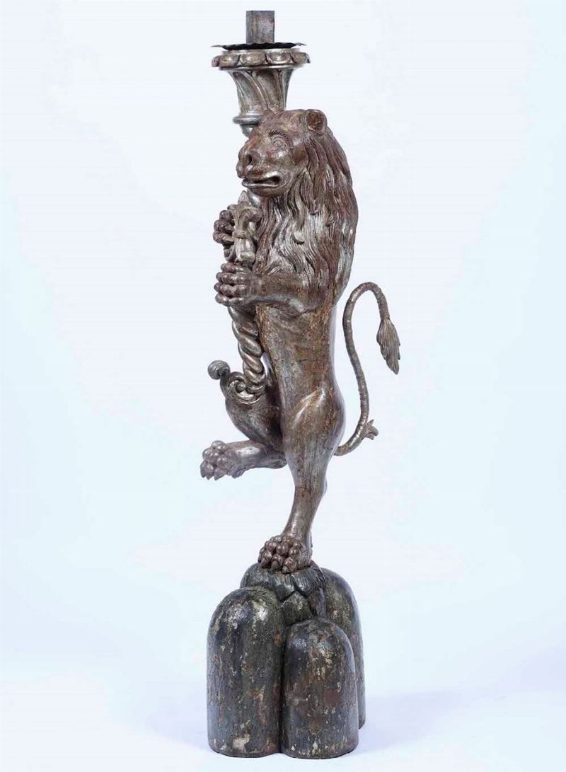 Grande leone reggitorcia. Arte veneziana del XVII secolo  - Auction Sculptures - Cambi Casa d'Aste