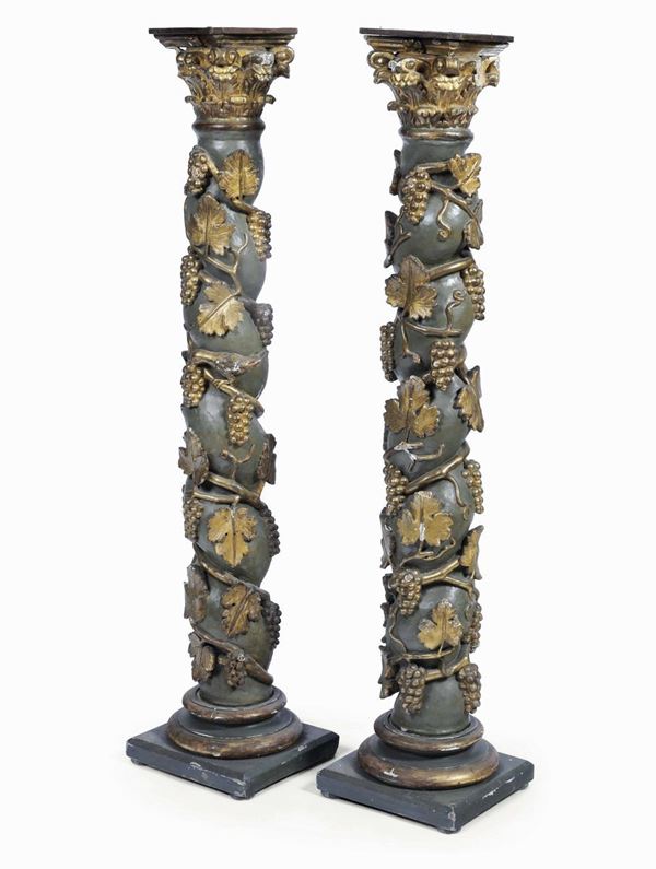Coppia di colonne in legno intagliato, laccato e dorato. XVIII-XIX secolo