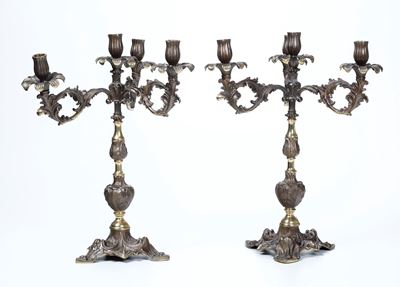Coppia di Candelabri in Bronzo Fuso e Cesellato e Metallo Dorato. XIX-XX Secolo