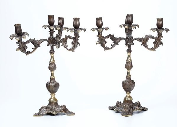 Coppia di candelabri in bronzo fuso e cesellato e metallo dorato. XIX-XX secolo