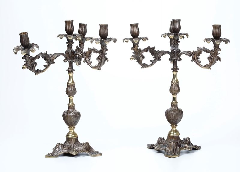 Coppia di candelabri in bronzo fuso e cesellato e metallo dorato. XIX-XX secolo  - Asta Antiquariato Settembre - Cambi Casa d'Aste