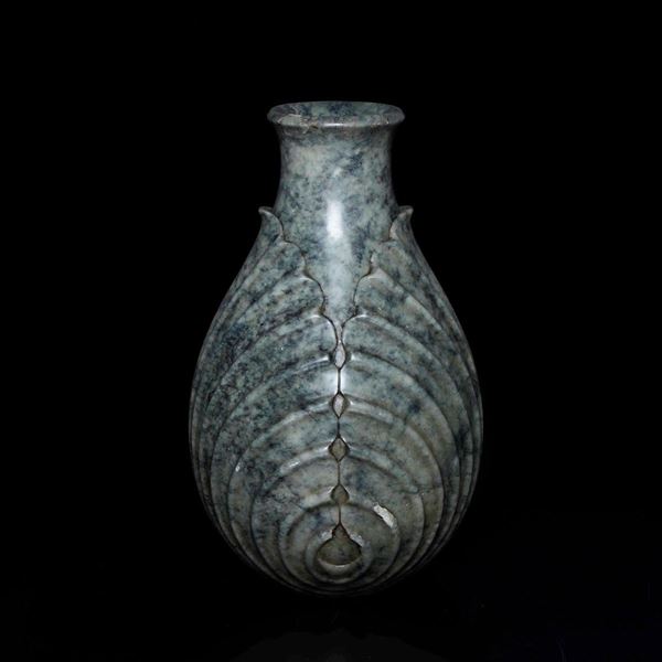 Vaso scolpito in giada, Cina, XX secolo