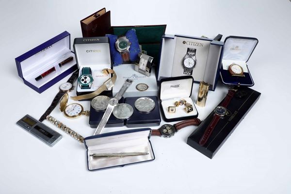 Due orologi omega da donna in oro 18kt e una scatola di accessori vari, tra cui sveglietta Baume&Mercier,  [..]