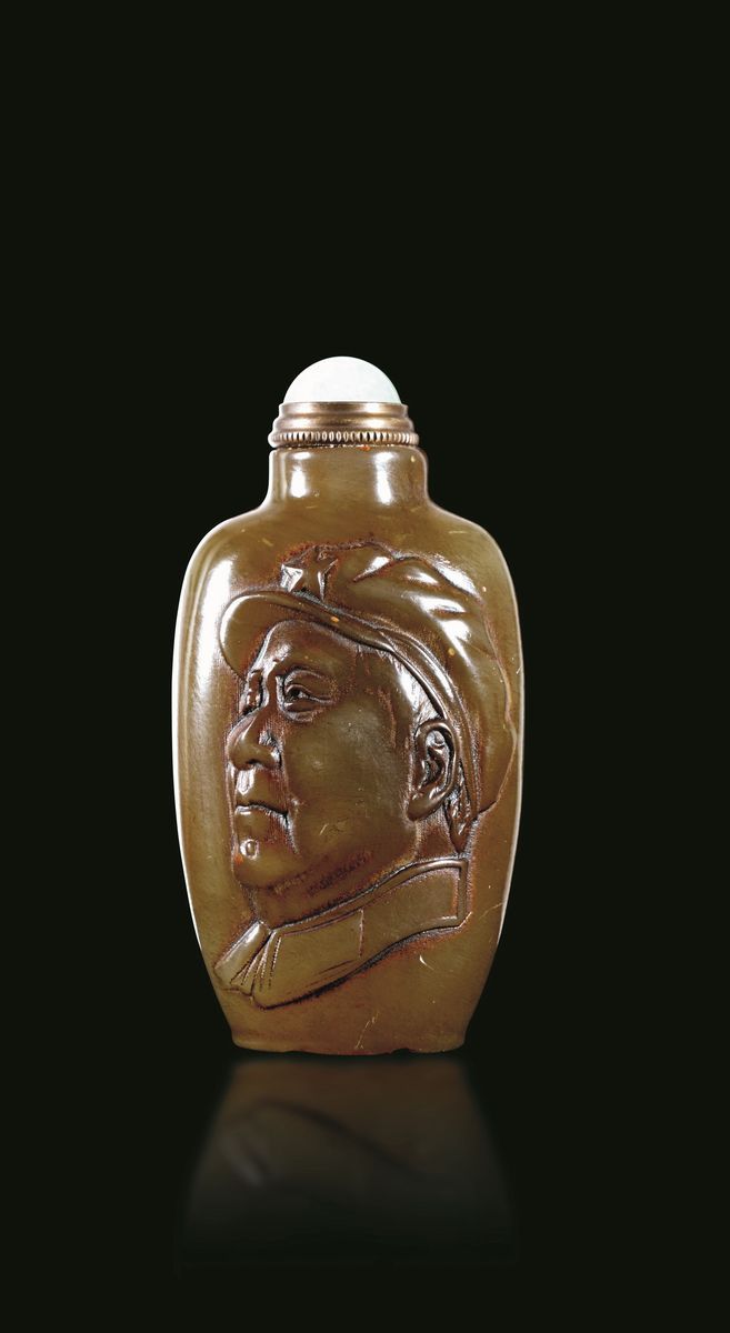 Snuff Bottle in Giada Gialla con Effigie di Mao Tse Tung, Cina, XX Secolo