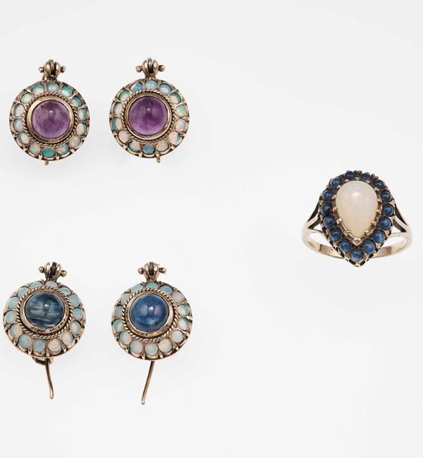 Lotto composto da due paia di orecchini ed un anello con opali, ametiste e zaffiri