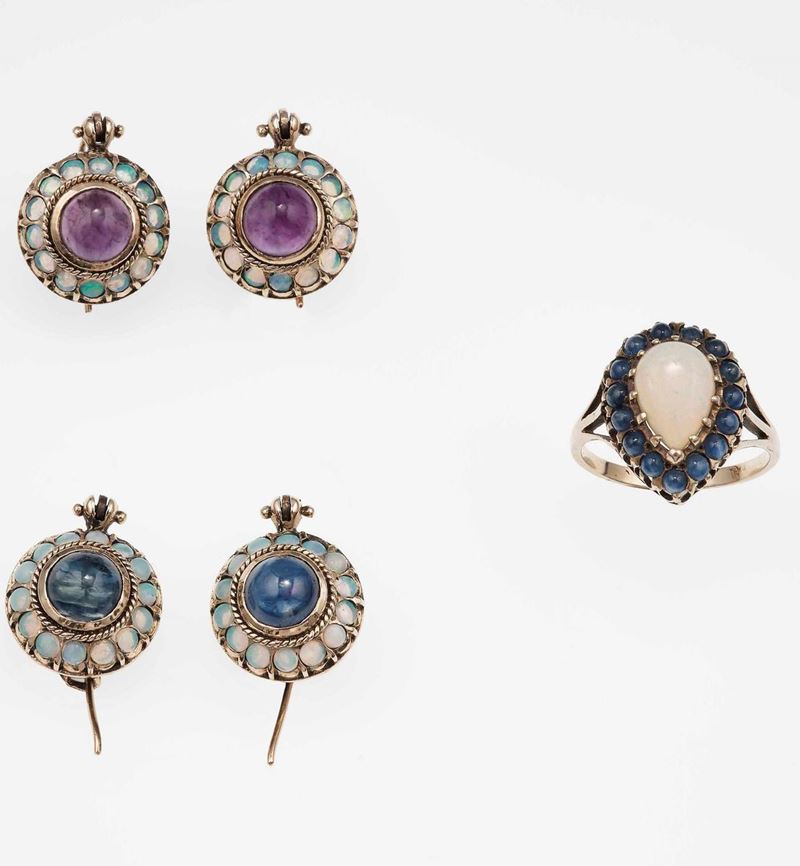 Lotto composto da due paia di orecchini ed un anello con opali, ametiste e zaffiri  - Asta Gioielli | Cambi Time - Cambi Casa d'Aste