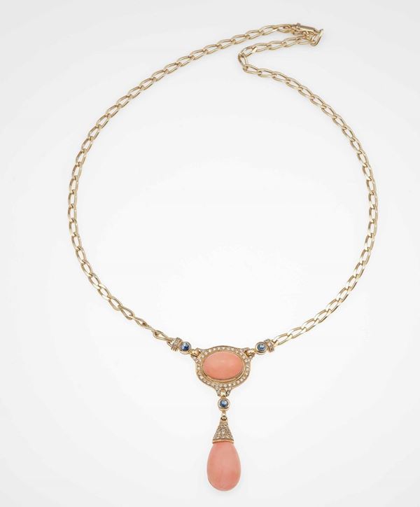Girocollo con pendente in corallo rosa, diamanti e zaffiri