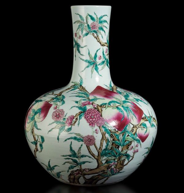 Grande e importante vaso Tianqiuping in porcellana con decoro di pesche, Cina, Dinastia Qing, epoca Guangxu (1875-1908)