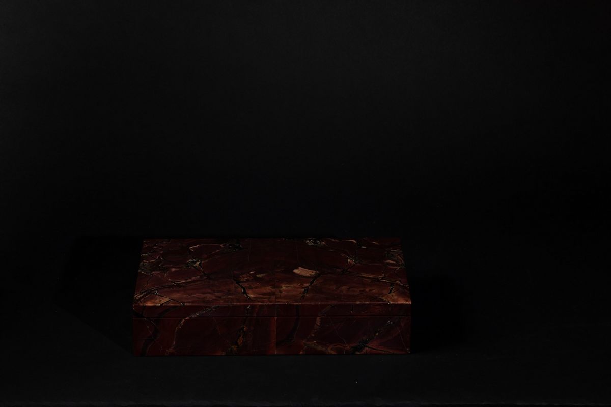 Cofanetto in Diaspro Bordeaux con Interno in Marmo,manifattura XXI Sec.