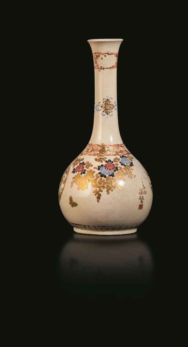 Vaso a bottiglia in porcellana Satsuma con figura di fenice e decori floreali, Giappone, periodo Meiji (1868-1912)