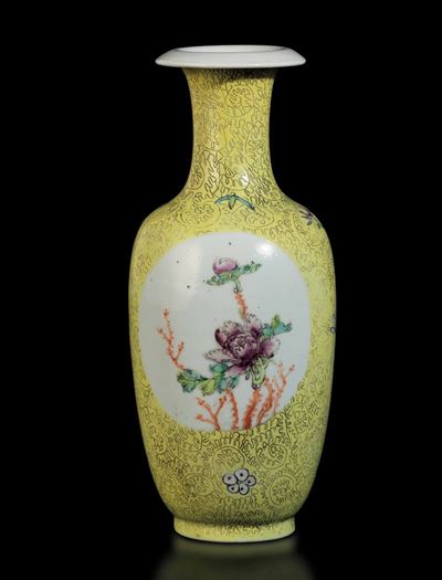 Vaso in Porcellana con Decori Naturalistici Entro Riserve su Fondo Giallo, Cina, Inizio XX Secolo