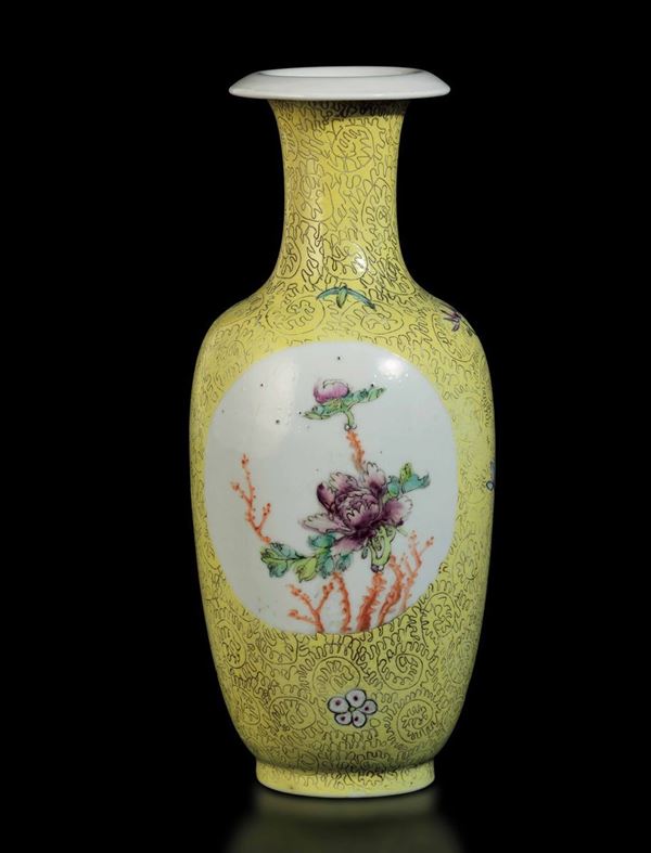 Vaso in porcellana con decori naturalistici entro riserve su fondo giallo, Cina, inizio XX secolo